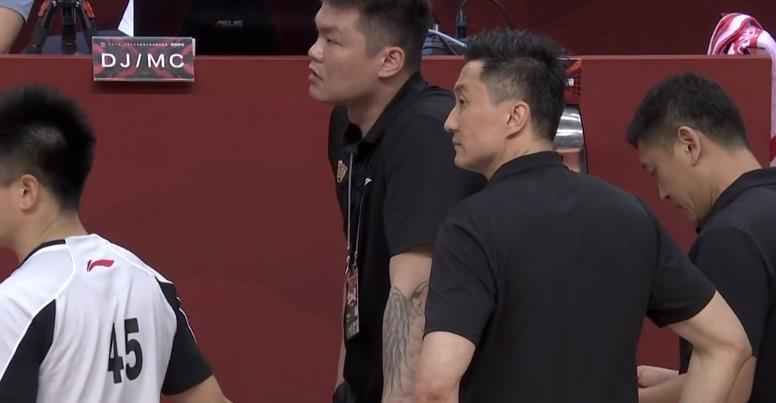 朱芳雨|时光回溯？判罚引争议，谁注意到朱芳雨的举动，真怕组合拳侍候