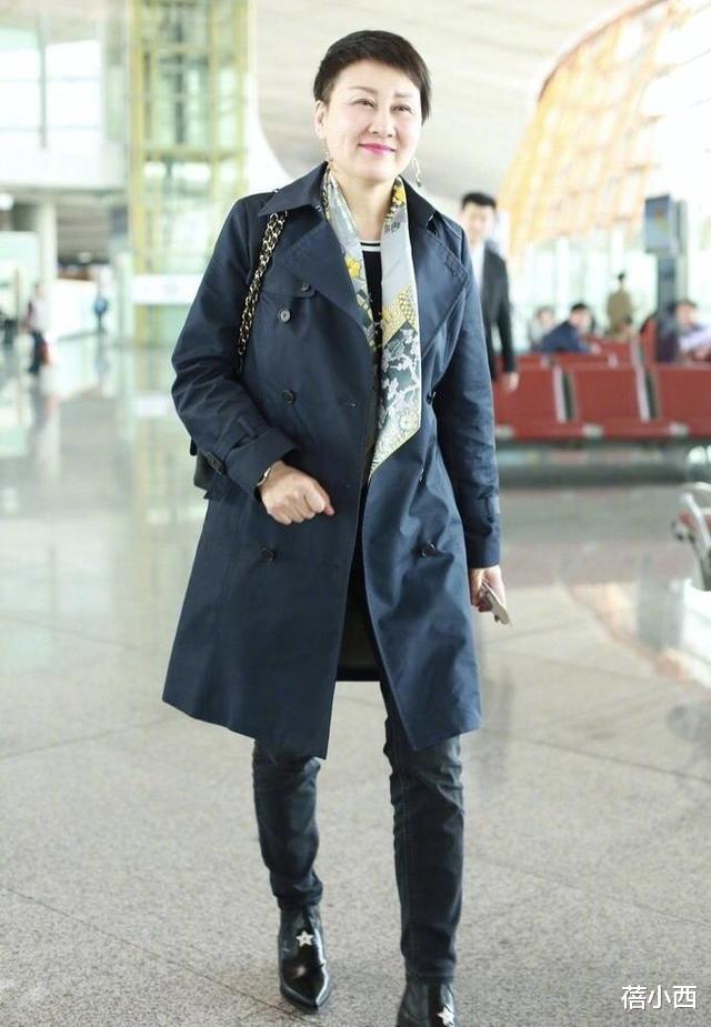[风衣]张凯丽哪像57岁！剪了超短发穿风衣配丝巾走机场，时髦上升一个度