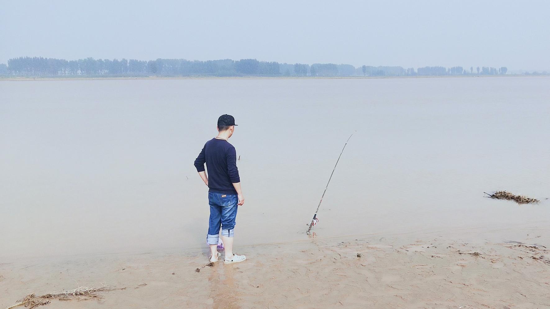 滴滴出行|国庆假期,黄河边钓鱼人扎堆,钓友钓到红眼草鱼