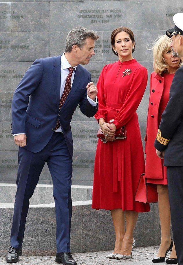 发型▲布丽吉特穿中国红真耀眼！配上月花4万的发型绝了，丹麦王妃都输