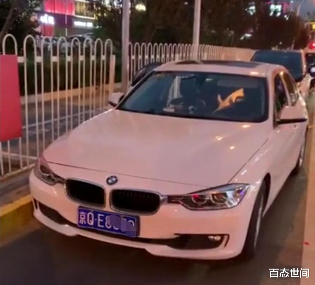 车震|宝马车主将车停在闹市区开着车门和女伴车震，羞耻之心何在？