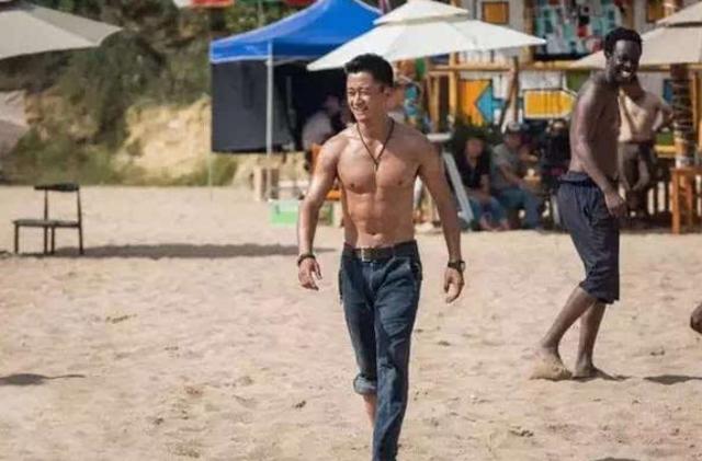 成龙：李连杰成龙拍戏发生冲突，大打出手，吓到大伙，导演硬着头皮拉架