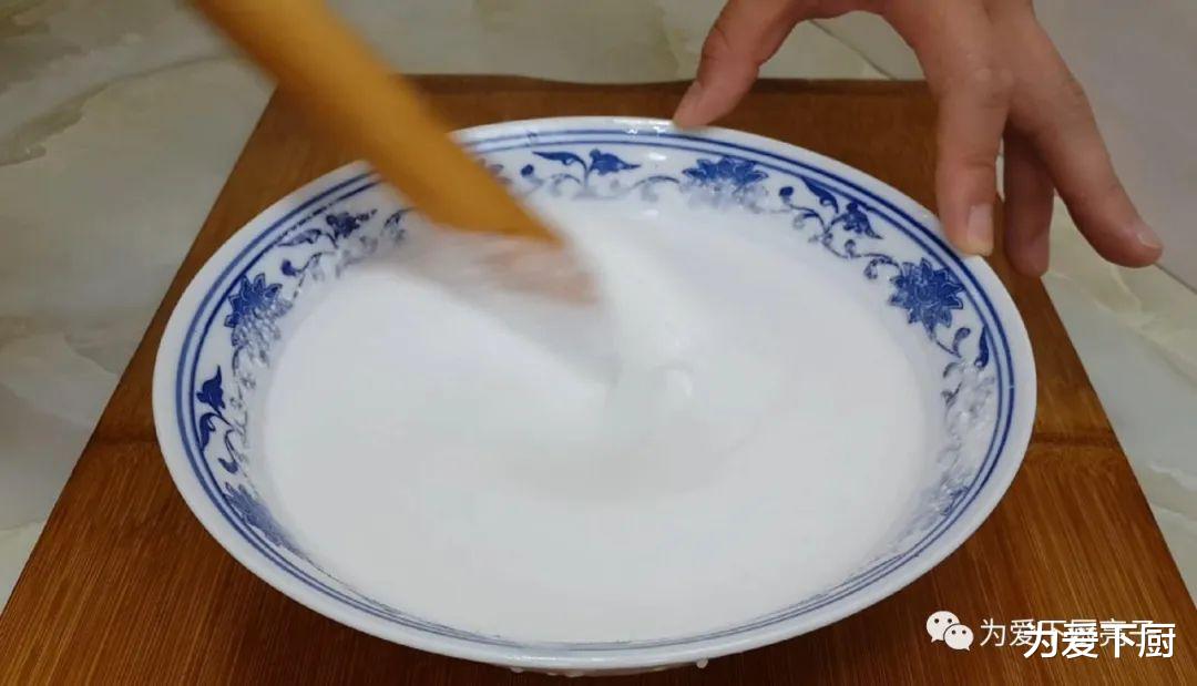 「大米」大米又出新吃法，撒1把葱花，教你做特色油炸饼，比鸡蛋饼还好吃