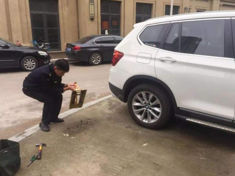 |车位屡被霸占,业主想出锦囊妙计,花2千让他3年开不了车