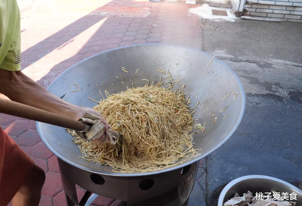 炒面|大爷开面馆做炒面，有肉有菜一碗面只要五元，一早上能卖出三大锅