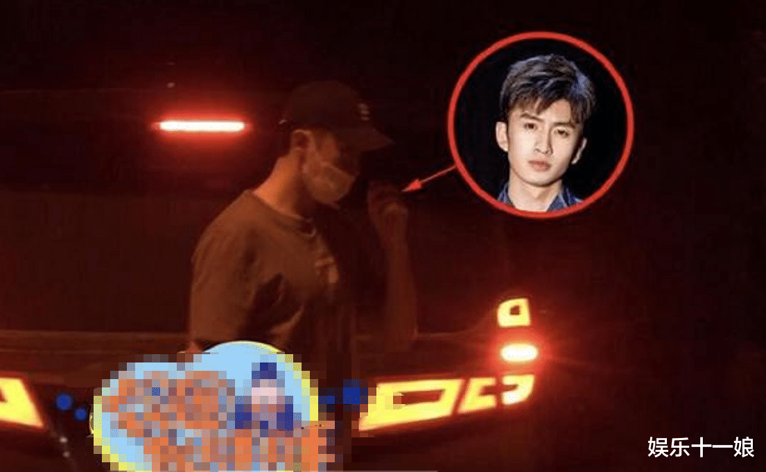 杨幂|刚曝和魏大勋恋爱，杨幂就盯上80后小鲜肉？看清照片：不敢信！