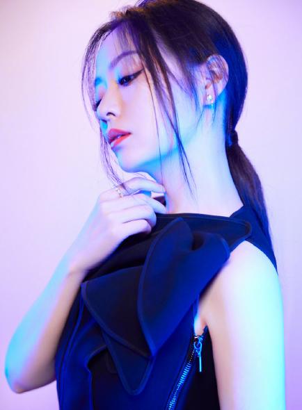 张靓颖|被嘲不专业，张靓颖姐姐人设越来越稳，歌词被扒疑似暗讽李宇春？