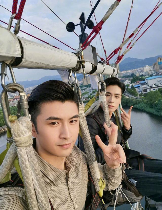 「快乐大本营」肖战一博又被《快本》cue，闪现经典双人舞，一个成语形容他们贴切