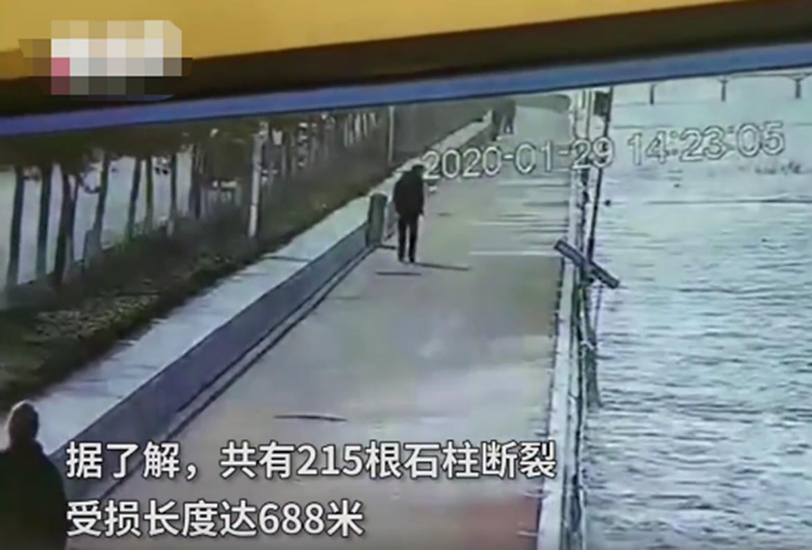 武汉▲差一米秒就活不了！竣工仅2年的1712米大桥管道忽然坠落，险砸人