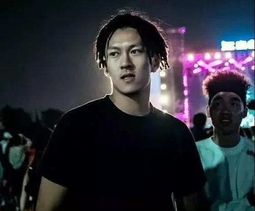 「曹芳」同为街球手，为何曹芳想打CBA却打不上，杨政能打却不打呢？