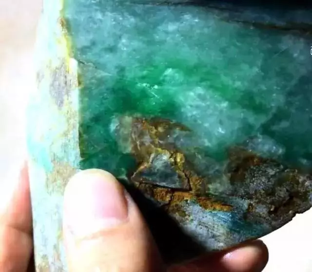 翡翠|100万拿下的?翡翠赌石，一刀切开货主直接跳起来！