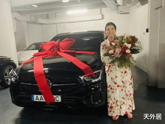 [C罗]真孝顺！C罗祝福生命中最重要的2个女人，花半天工资买了份礼物