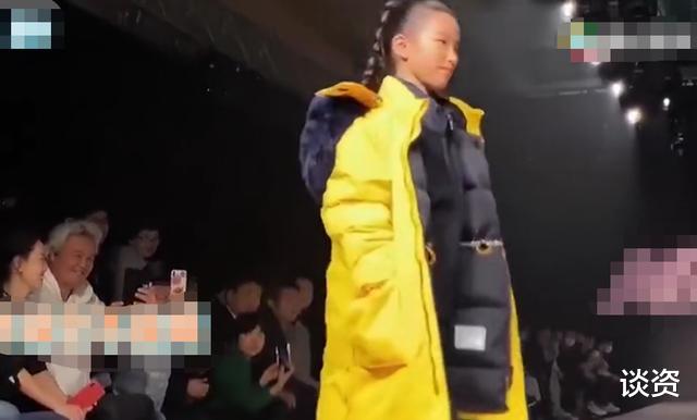 张庭|张庭女儿颜值多次被喷，首次走秀观众表情显冷漠 ?，老爸很骄傲