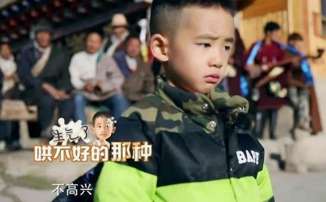 #陈小春#陈小春六一晒二胎正脸，弟弟张嘴大哭，出场阵势大，像妈妈应采儿