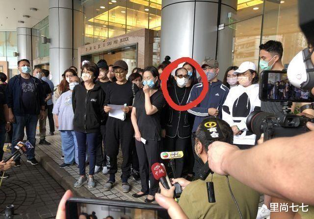 『赌王』豪门媳妇差距大，奚梦瑶穿红衣悼念赌王，郭碧婷同框婆婆只穿黑色