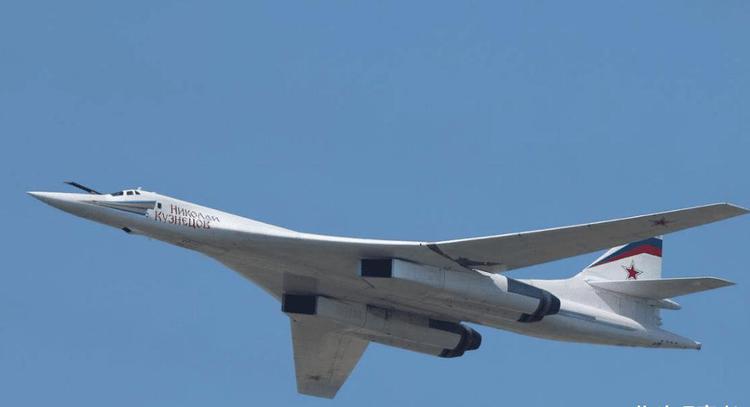 美军|大批轰炸机逼近美军机场，绕岛飞行模拟发射导弹，俄：大国真怒了