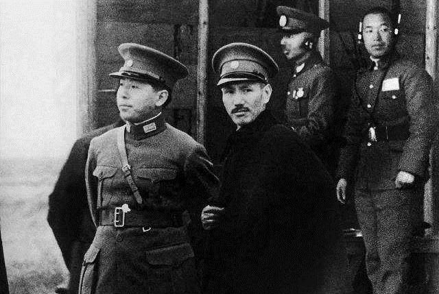 张学良|张学良晚年道出老蒋失败的原因,只因他失去一人,留下一人