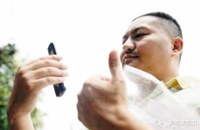 孔乙己：偏执狂梁实，23次参加高考，非本一不上，是当代范进还是孔乙己？