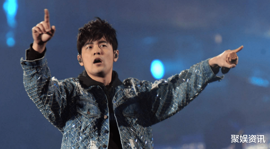 周杰伦@走红靠翻唱别人的歌曲，凭什么能与周杰伦齐名，成为春晚最火歌手