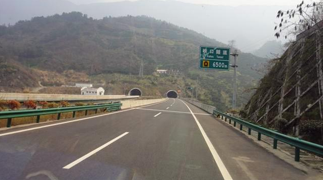 「暴雨」一高速路施工,暴雨冲刷出3000具遗骸,专家含泪揭露一段残酷历史