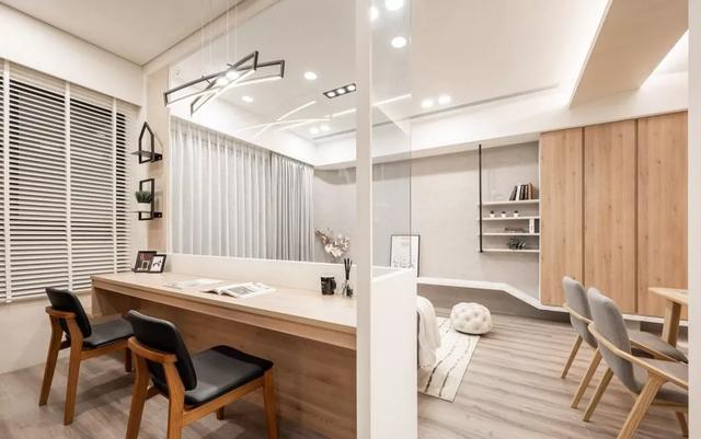 |你家沙发还在靠墙摆放吗？早过时了，现在这样放，能办公还能运动