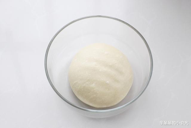 「面包」终于陪孩子结束一周的网课，烤盘豆沙面包当早餐，软噗噗香甜美味