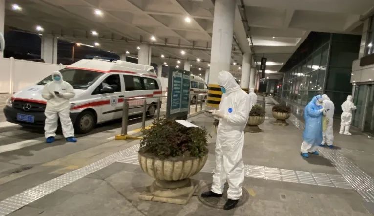 医学▲踏实了！历经33个小时，从英国归来的她，终于吃上了两天来的第一口饭……