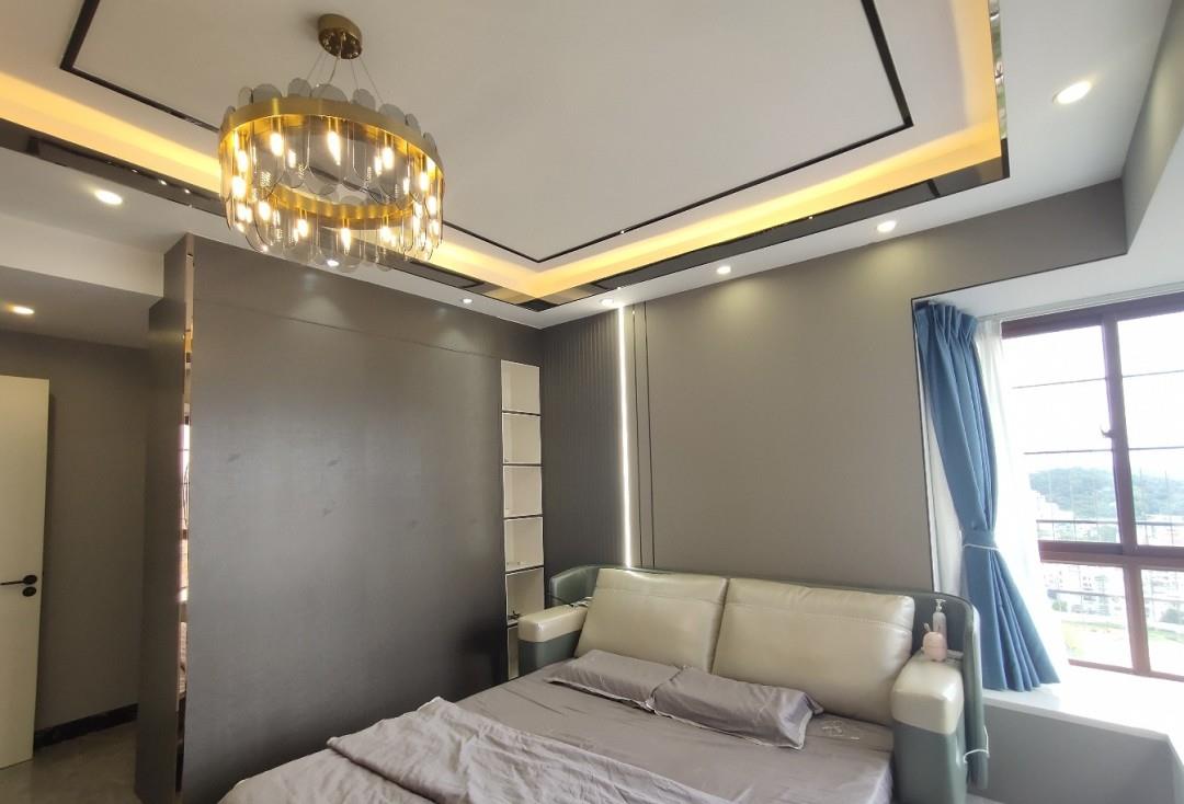 |她家装修现代轻奢风格真心漂亮，吊顶贴金属线条非常有档次，晒晒