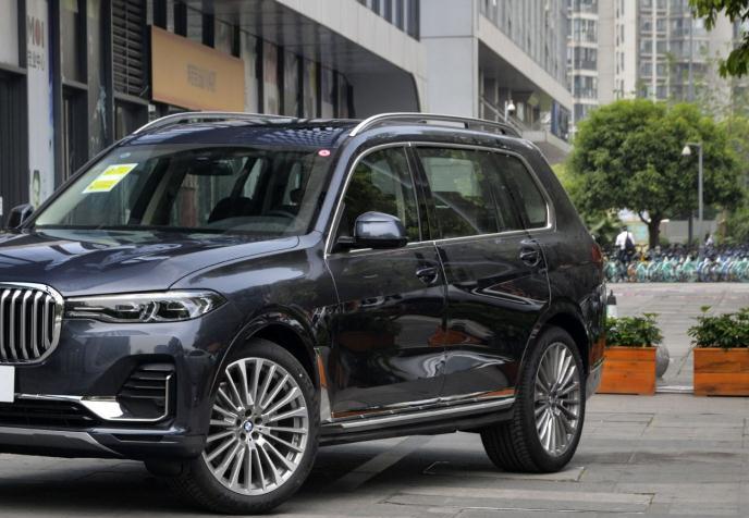 宝马x7|全新一代宝马X7来袭，比卡宴霸气，预售89万，4.4T V8+能坐7人