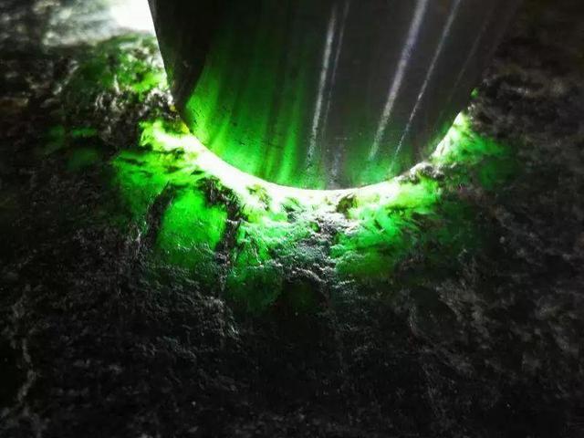 []败家男花38万买下一块全身蟒带绕身的石头，却一刀切出一片绿