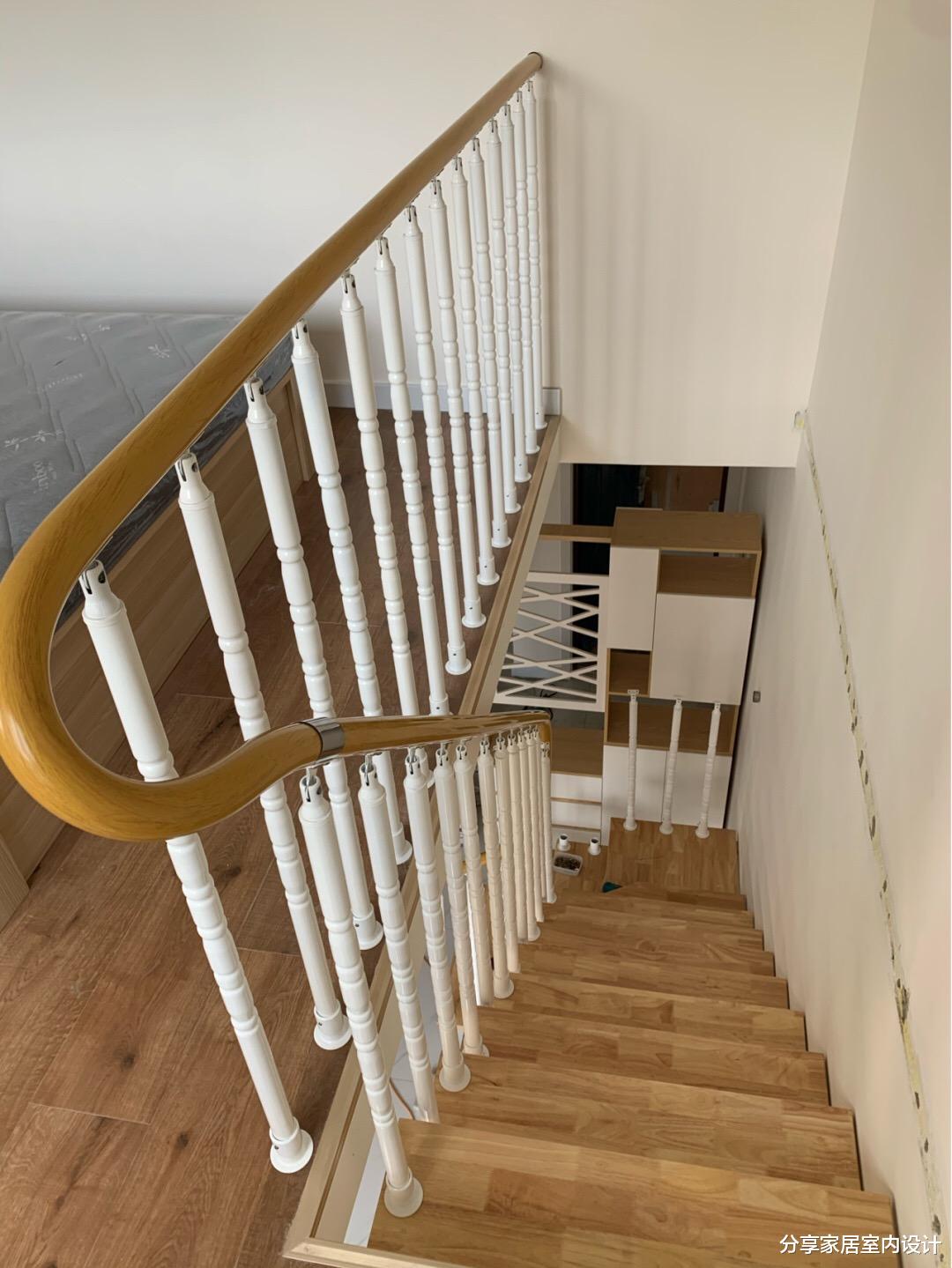 |复式楼的小家终于完工，效果还不错，楼梯这样设计真心喜欢，羡慕