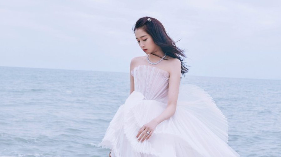 关晓彤|关晓彤红毯造型又输了？生图肩膀有些厚，被嘲“土”