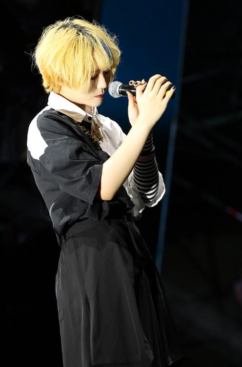 窦靖童|窦唯次女酷似父亲，金发吸睛打扮前卫，称不涂指甲油像没穿衣服