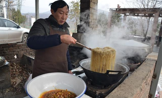 【粉条】大爷自制“独家小吃”15一斤，想吃要靠预定，去晚了连门都进不去