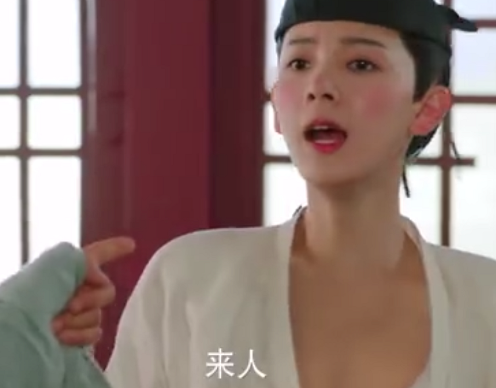 【陈瑶】陈瑶敞开衣服秀胸肌，原来是假的？看清用的啥道具，观众吓一跳