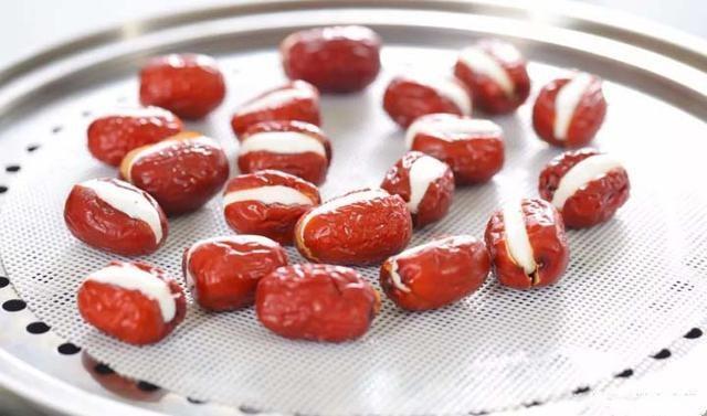 『红枣』它被称为“水果安眠药”，每晚睡前坚持吃1次，好睡眠不请自来！
