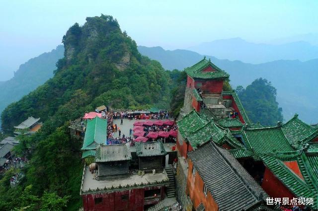 武当山▲中国“最挣钱”的景区，年收入达52亿元，门票243元，游客却说值