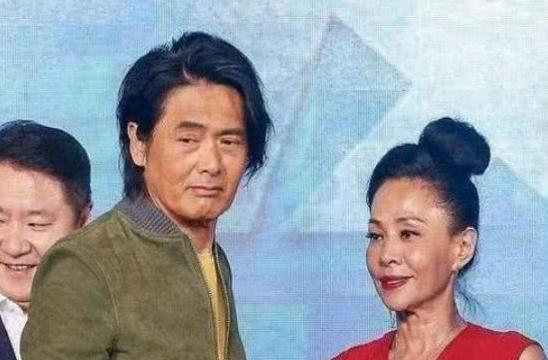 「周润发」周润发公布裸捐几十亿财产,却从没见过一次捐款,网友质疑他作秀
