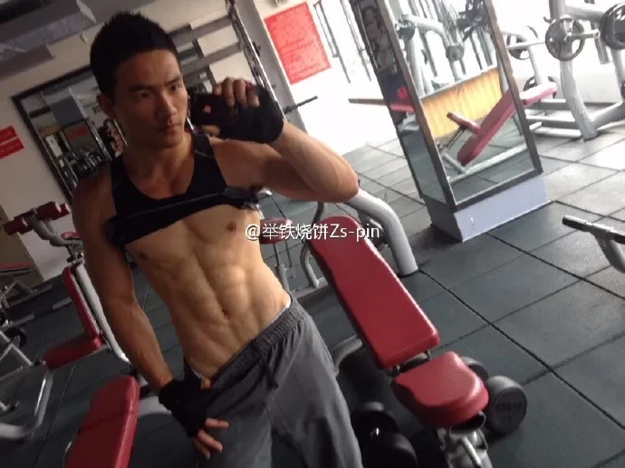 健身|江苏92年肌肉猛男因淋浴湿身照走红，这个肌肉什么水平？