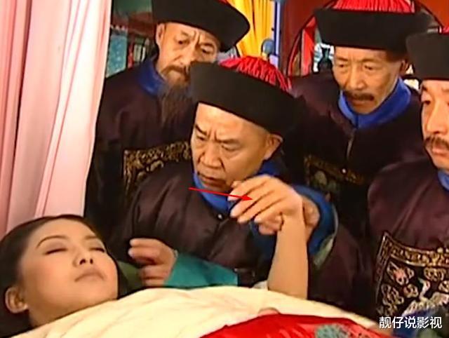 |还珠格格:太医救治香妃,老版下手有分寸,看到新版差点笑出声来