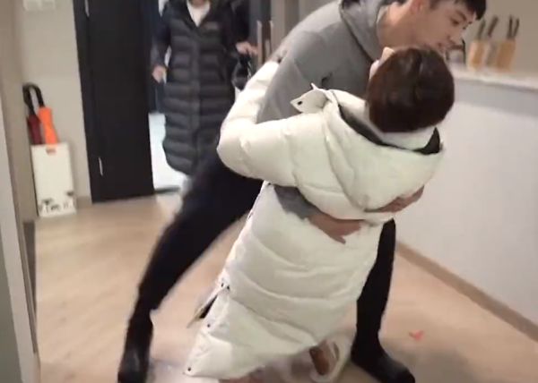 黄景瑜▲热巴新剧的“摔倒戏”火了!黄景瑜临时换了一个姿势抱她,受全网好评