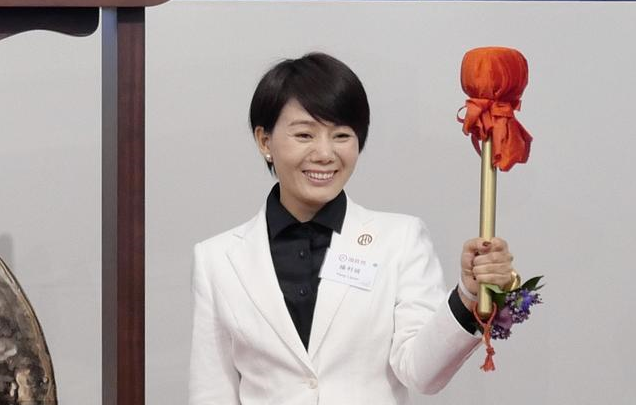 文山身边大小事 650亿身家！她是中国最有钱打工人！从前台、服务员逆袭的…