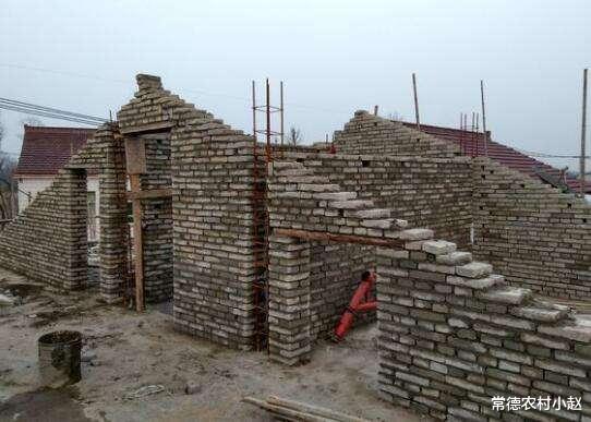 ▲农村做彩钢屋顶、砌墙屋顶，两者相比较，哪种好？