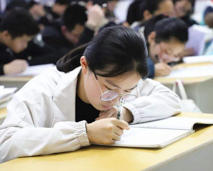 教育部|教育部宣布2个坏消息，学生欲哭无泪，家长炸了：要上不起学了？