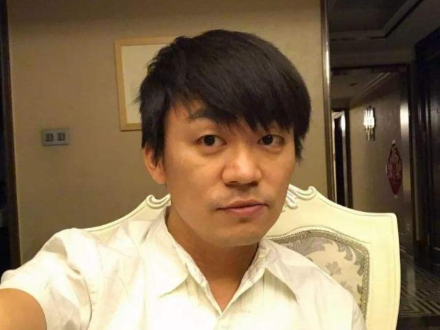 【】晒晒王宝强在美国的豪宅，周围都是荒无人烟，装修是80年代风格