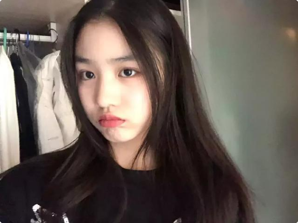 谢霆锋|汪峰大女儿太美了!15岁拥有“初恋脸”,长发披肩与章子怡合照很自信
