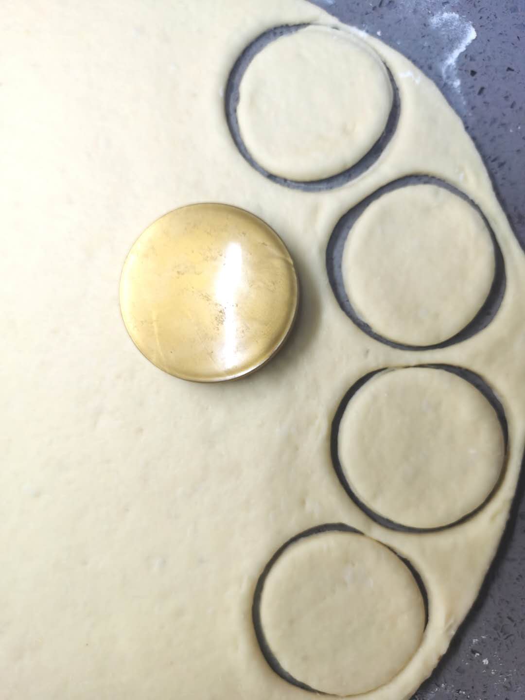 面食：这小饼一上桌，儿子一口气吃10个还说没吃够，柔软咸香，太好吃！