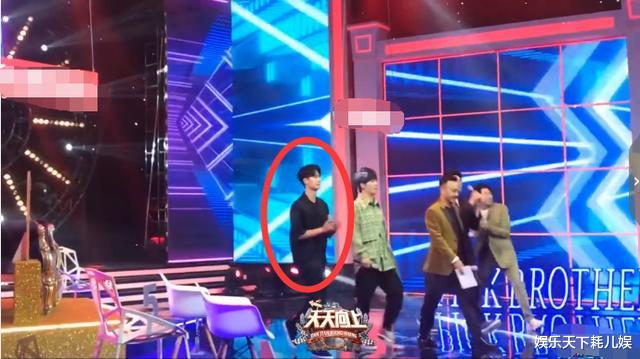 #王一博#王一博《天天向上》次日合录：白衬衣硬汉风好绝，看到侧脸，网友：不要救我