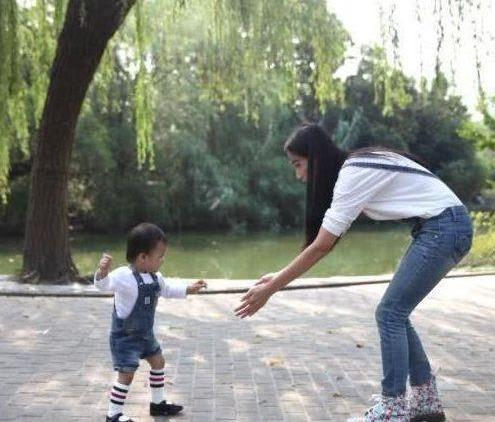 明星素颜|Baby带儿子去豪华酒店游泳,因素颜拒绝别人合照,真实素颜仍被曝光