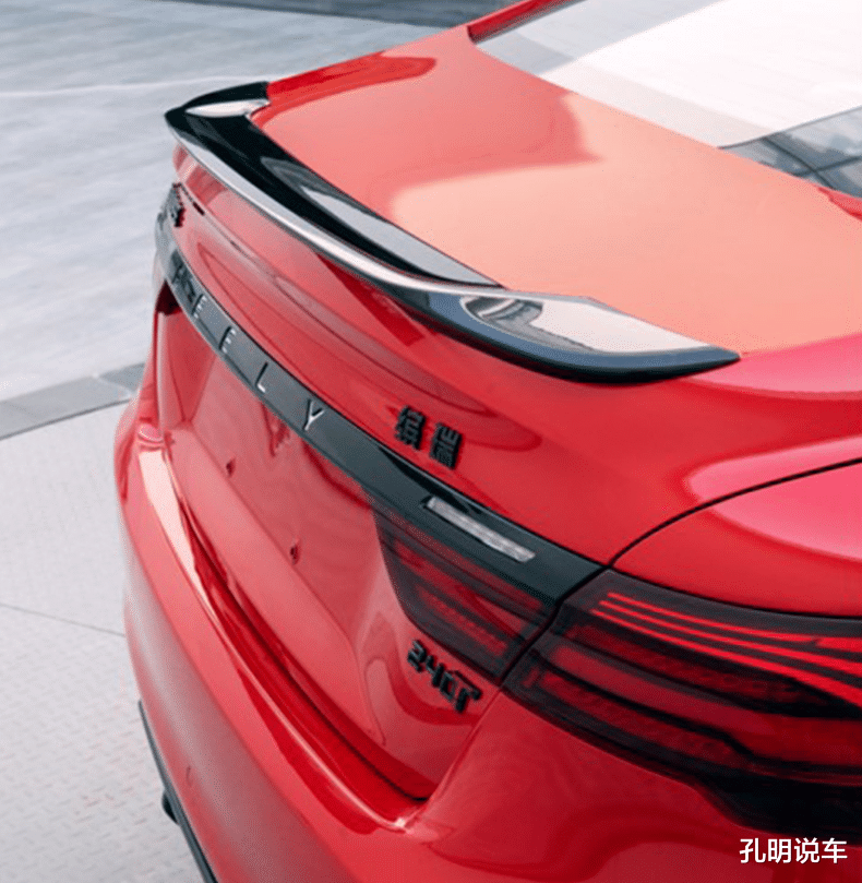 「吉利汽车」吉利“开窍”，新轿车换黑标带尾翼！回归四缸机，还看领克03？